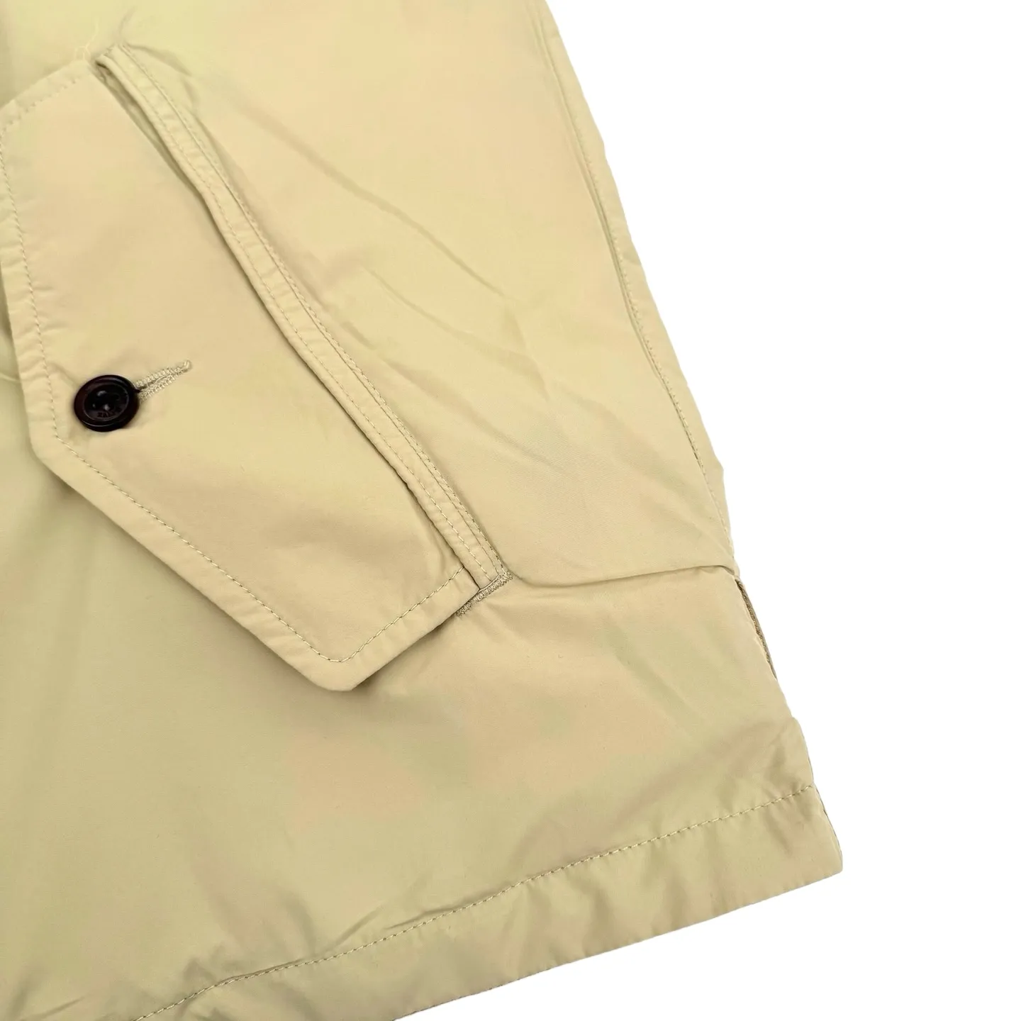 P590 Ralph Lauren pony embroidered reversible jacket (khaki). Original purchase and development for RMB 3,990. The fabric is made of custom-made matte moire taffeta and twill jacquard brocade. It is light and tough, has a smooth drape, is comfortable and skin-friendly, and has a khaki brown tone. Calm and noble, twins in one suit. Unlimited style. One side is decorated with twill jacquard brocade and has its own retro filter, like an old-school gentleman's pocket watch gear. The other side is made of matte moiré taffeta, which brings a sense of relaxed breathing. It has a casual gene and is embellished with exquisite pony logo. It is highly recognizable. The classic stand-up collar is closed with three hidden button tabs. Simplicity controls complexity. The design philosophy hidden in the details. Double-sided style. Hidden old money and slack in one garment. Imported machine embroidery technology is used. Advanced computer control system and sophisticated mechanical components are used to realize the iconic pony embroidery operation with high precision. The lines are smooth and delicate. The template machine opens the bag. The preset template guides the position, shape and size of the bag. The accuracy ensures the quality of the bag opening effect. Ergonomic three-dimensional cutting returns to traditional craftsmanship through segmentation, folding, shrinking and stretching. The so-called slow work and fine work are the respect for the material. The pursuit of feel. The workmanship is complex and tedious. Slow aging. High loss. The fabrics have been washed. Better hand feel and texture. Not easy to deform and not easy to shrink. Not easy to fade and maintain long-lasting beauty. Size:S-M-L-XL